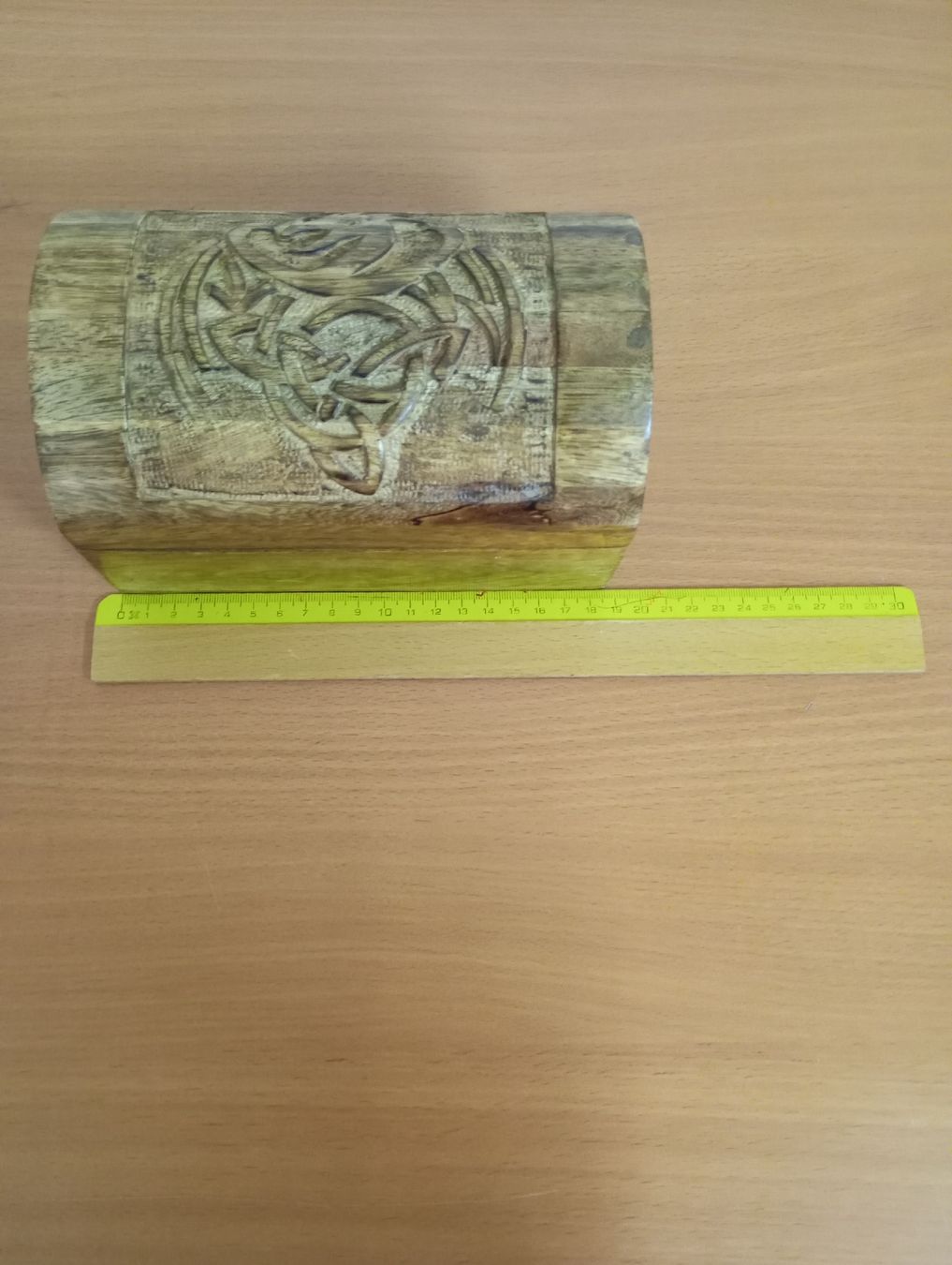 Cassapanche: Holzschatulle mit keltischem Muster  – Nuovo e nell'imballaggio originale da Winterthur venduto da pjuma01