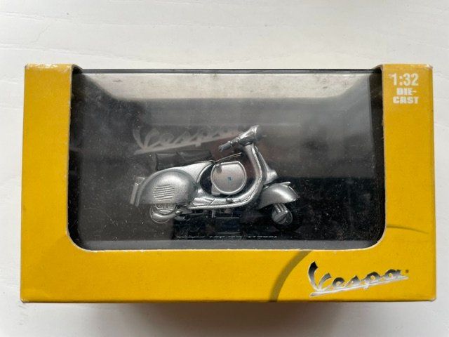 Vespa Kit di modellismo & Modellini statici: Vespa 1/32 – Nuovo e nell'imballaggio originale da Ursy venduto da DK8