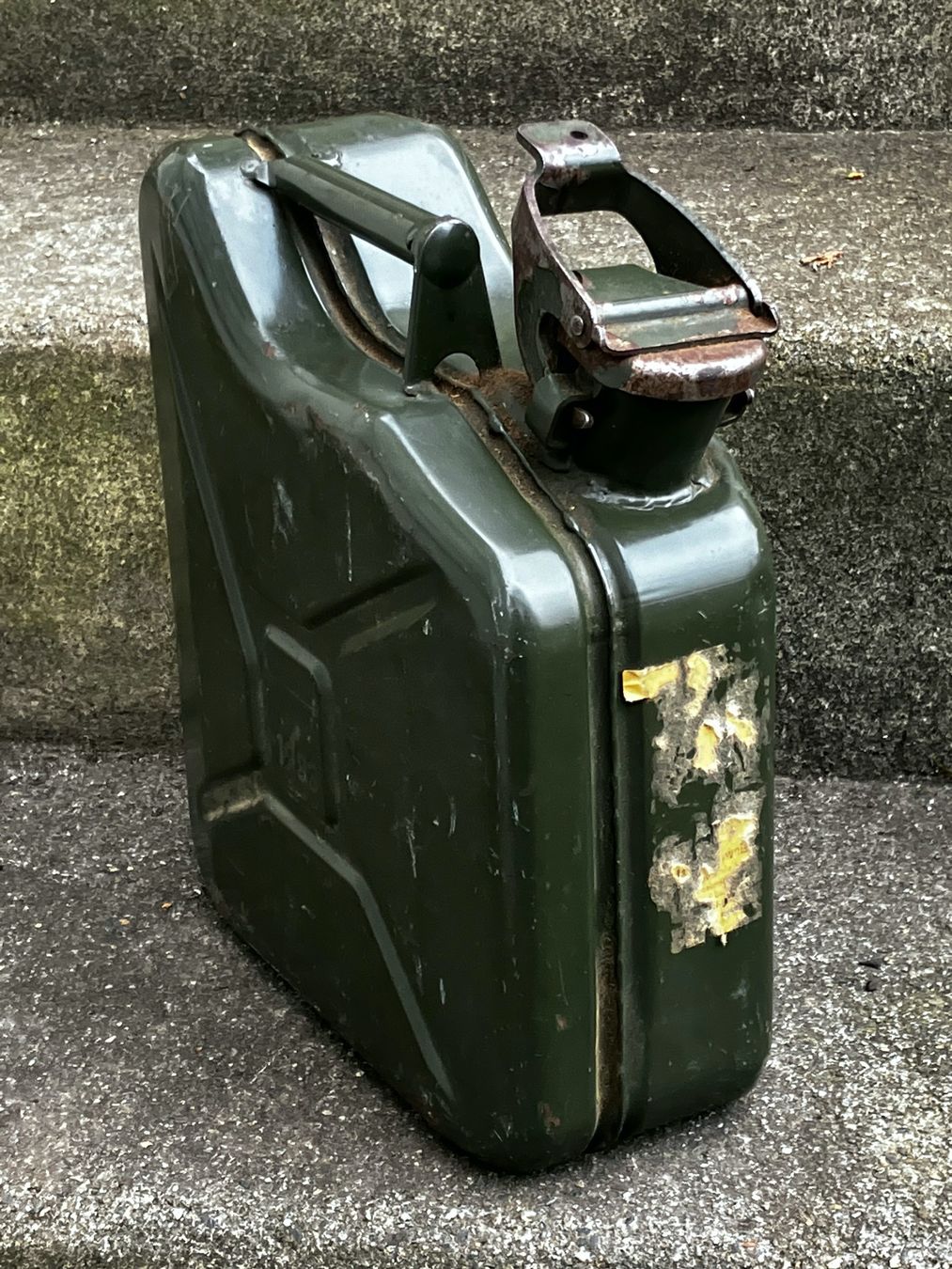 Taniche per benzina: Alter Benzinkanister 5 Lt. aus Blech – Usato da Horw venduto da luzernicus 1