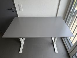Elektrisch höhenverstellbarer Schreibtisch