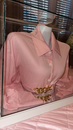 Hemdbluse Damen Rosa mit goldenem Kettengürtel
