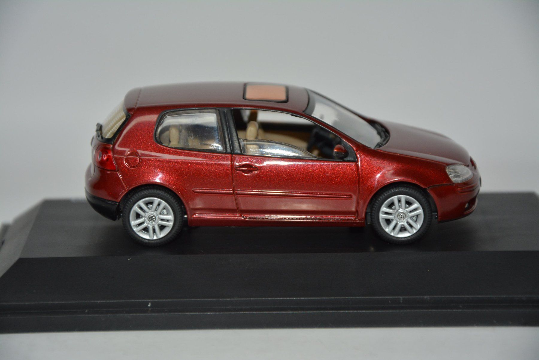 Volkswagen Modellini d'auto: VW Golf V , Schuco , 1:43 – Nuovo e nell'imballaggio originale da Goldach venduto da Feivel9 5
