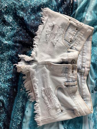 Short en jean effiloché bleu clair, style délavé, S