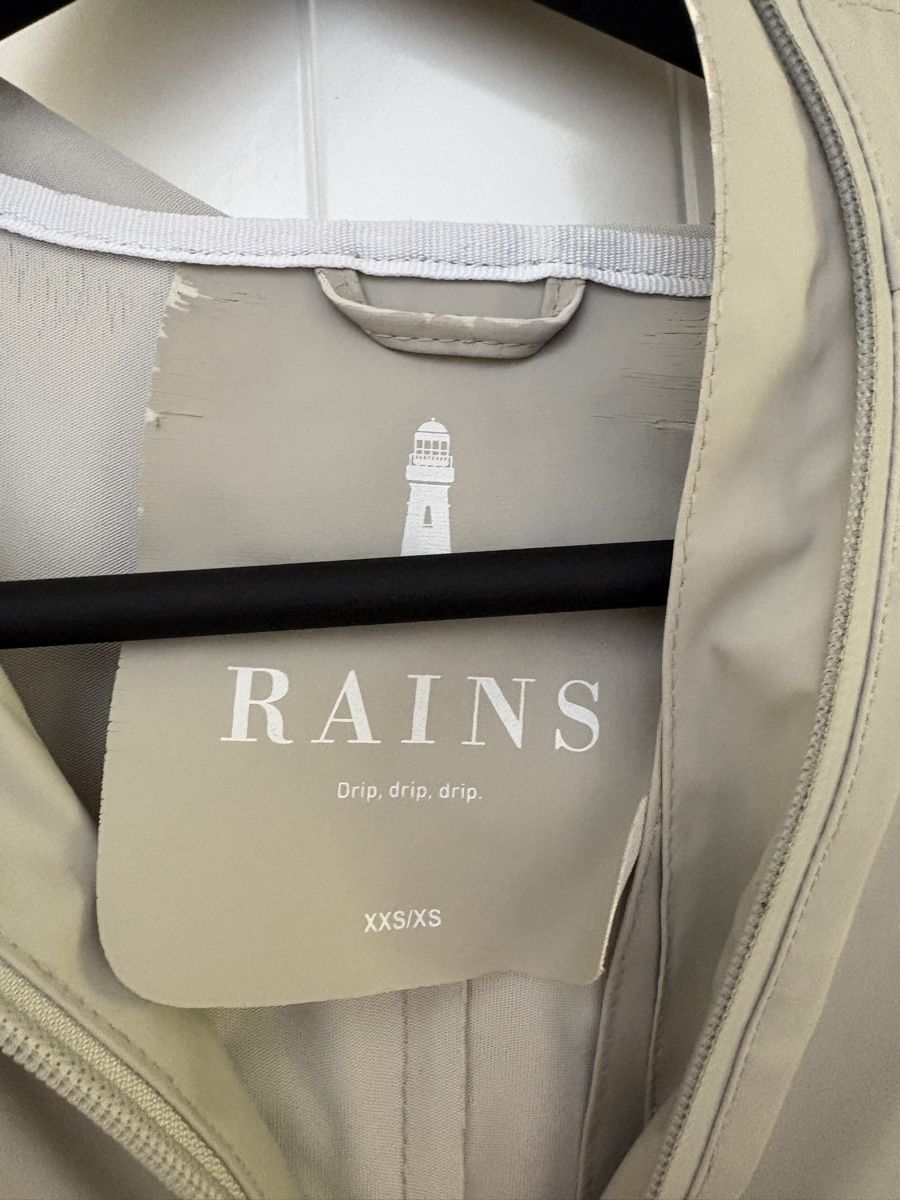 Rains Jacken: Rains Jacke – Gebraucht aus Aarau von sabrinaryser 4