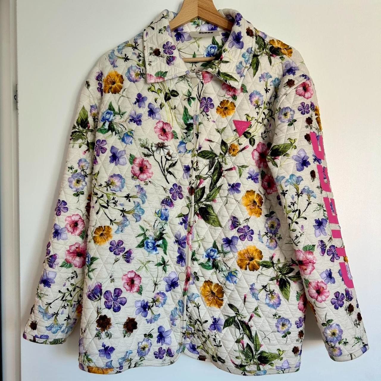 Guess Jacken: Guess Übergangsjacke mit Blumenmuster – Gebraucht aus Weingarten-Kalth von beaniethrift