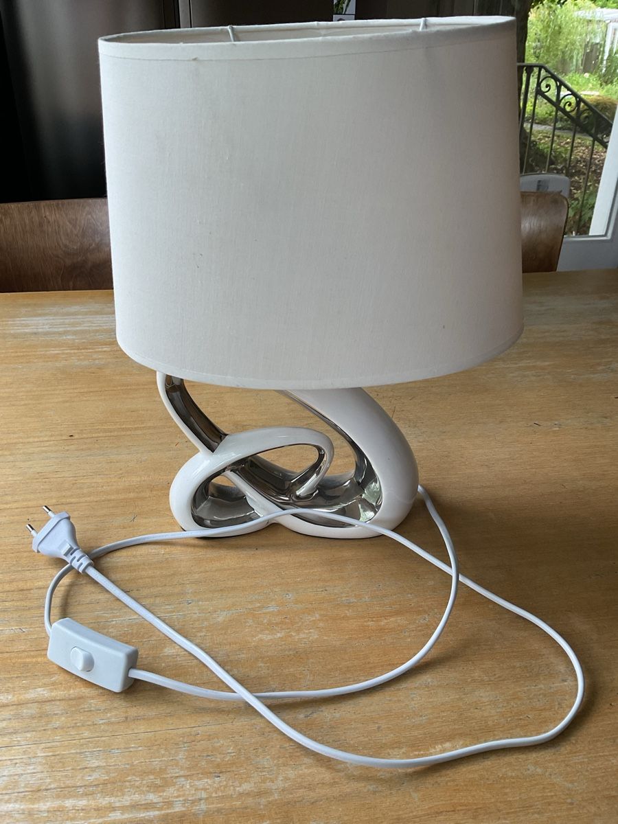 Lampade: Tischlampe Keramik White Loops abstrakt 37cm – Usato da Zürich venduto da pathans