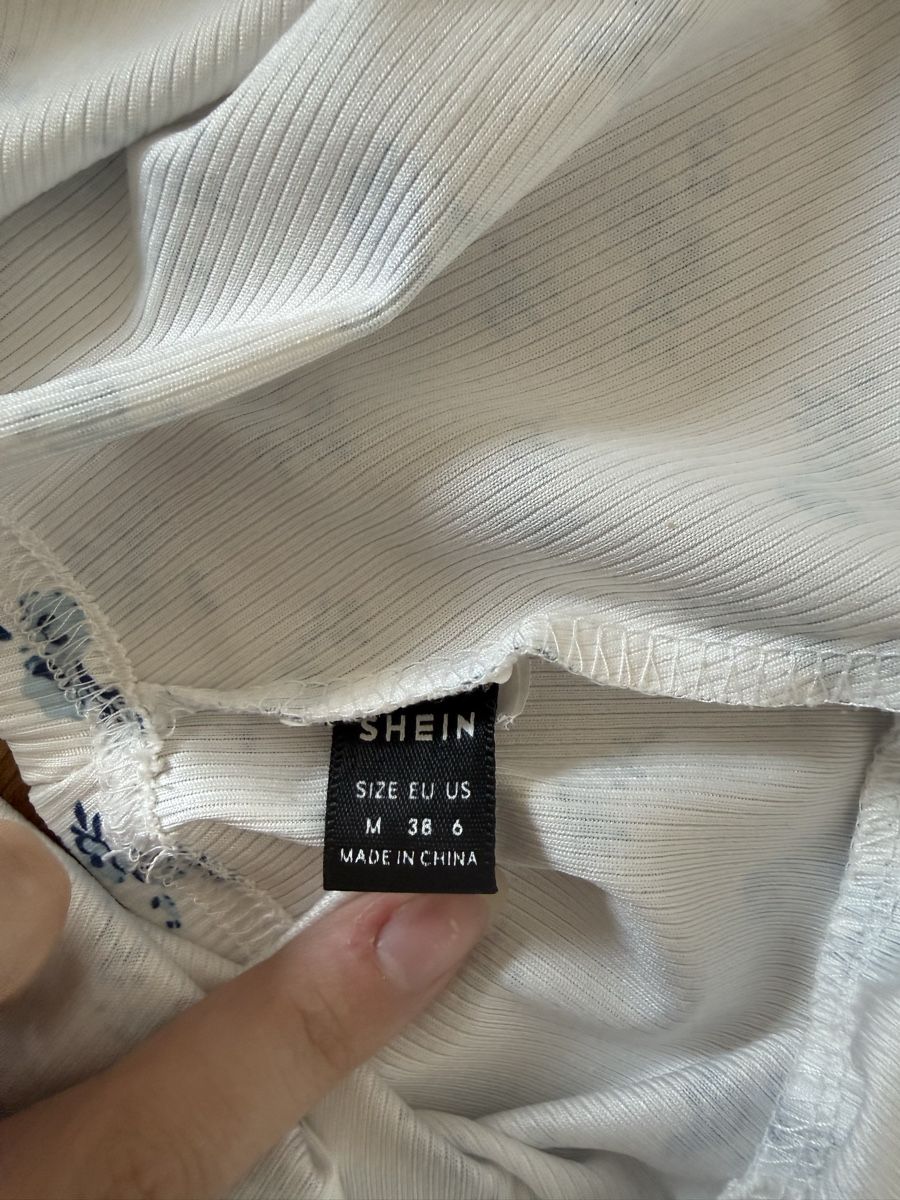 Shein Tops: Damen Crop Top mit Blumenmuster Grösse M – Gebraucht aus Hüttwilen von sar_8gj7 1