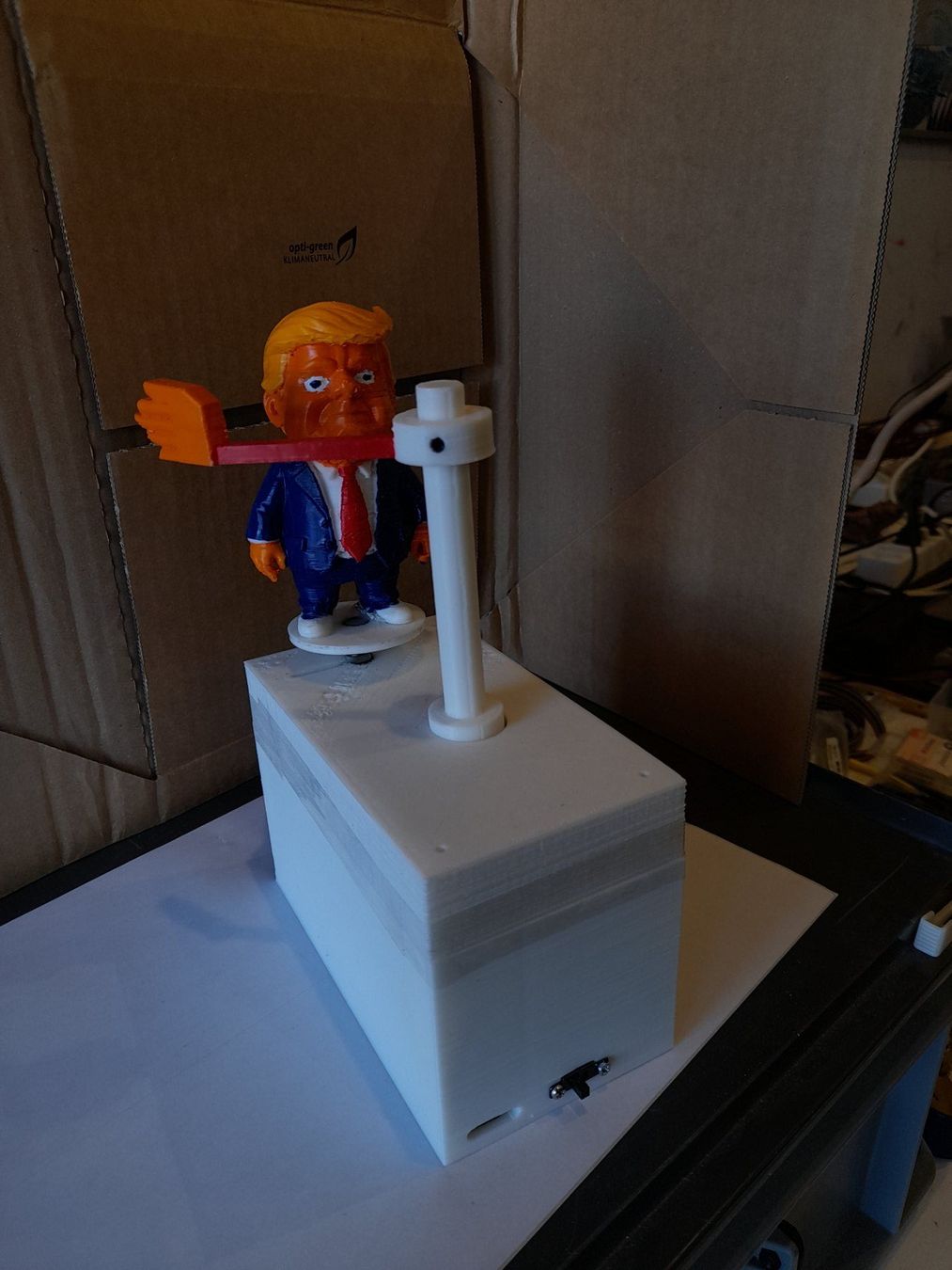 Statuette: Trump Watscher – Nuovo (secondo la descrizione) da Uettligen venduto da swissplatipus 2