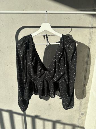 Schwarze Bluse mit V - Ausschnitt weissen Punkten H&M 