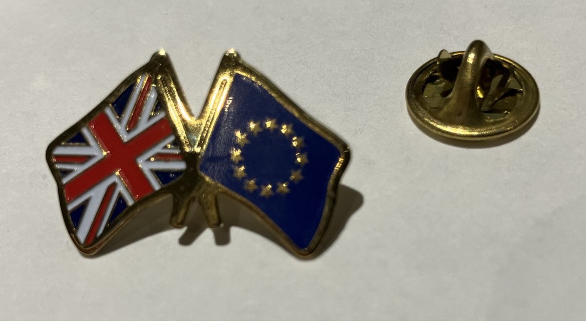 Plaketten & Abzeichen: UK & EU Flags Lapel Pin - New! – Neu (gemäss Beschreibung) aus Wettingen von BAG4478