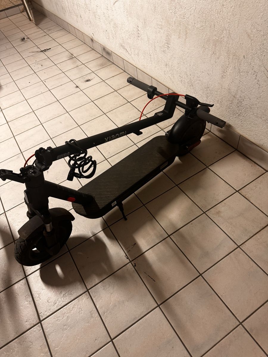 Scooters: Xiaomi electric scooter global edition 5 – D'occasion à Widen par diz_52xp 4
