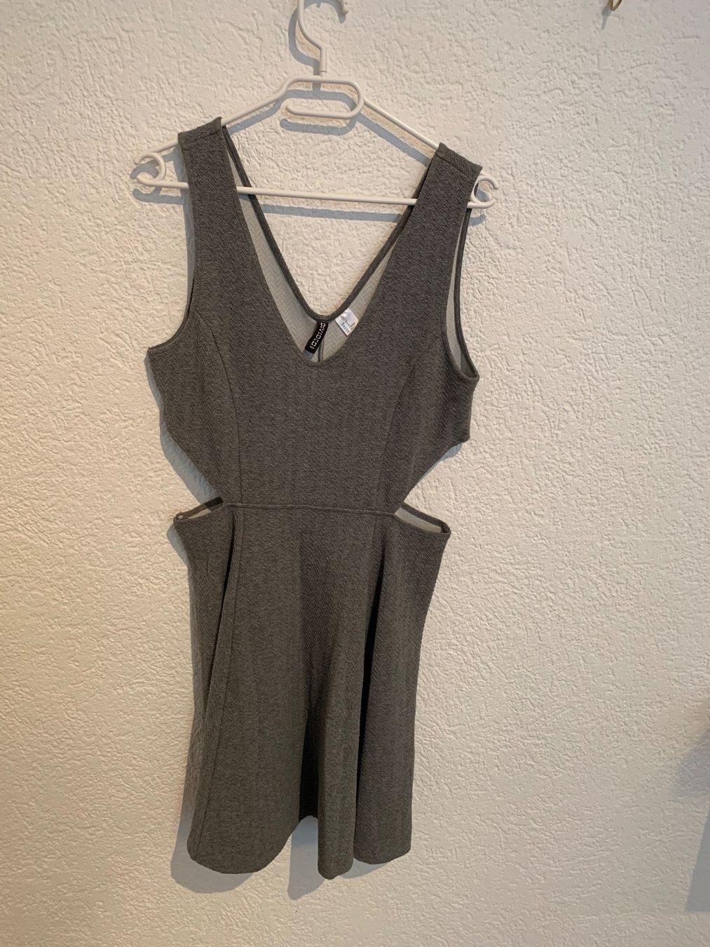 H&M Kleider: H&M Kleid Cut Outs grau Gr. M / L – Gebraucht aus Fislisbach von KolibriSecondhand