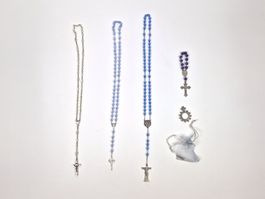 Set aus hellfarbenen Rosenkränzen