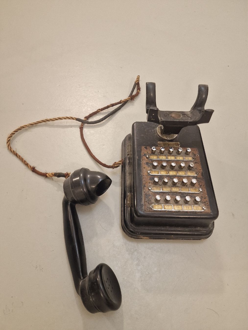 Ericsson Telefone: British Ericsson intercom telephone, metal/bakelite, 1930s? – Defekt aus Liebefeld von markprosser