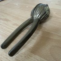 Massiver Nussknacker aus Messing - Walnussform, nostalgisch