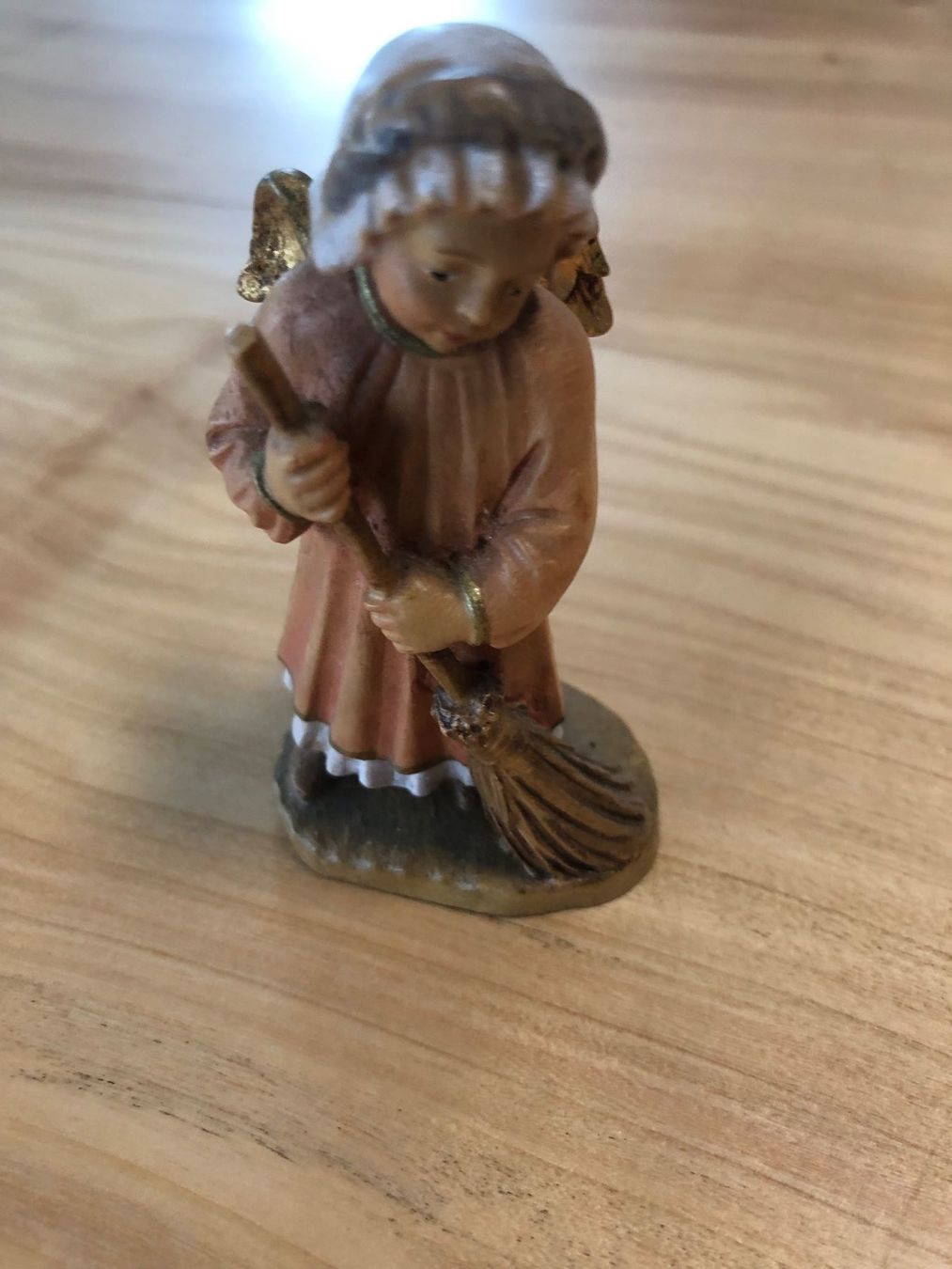 Figuren: Krippenfigur Engel Figur mit Besen, LEPI – Gebraucht aus Kaltbrunn von lagone1 1