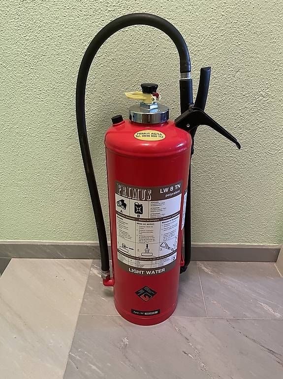 Extincteurs: Handfeuerlöscher – D'occasion à Stein AG par M.PEAKY
