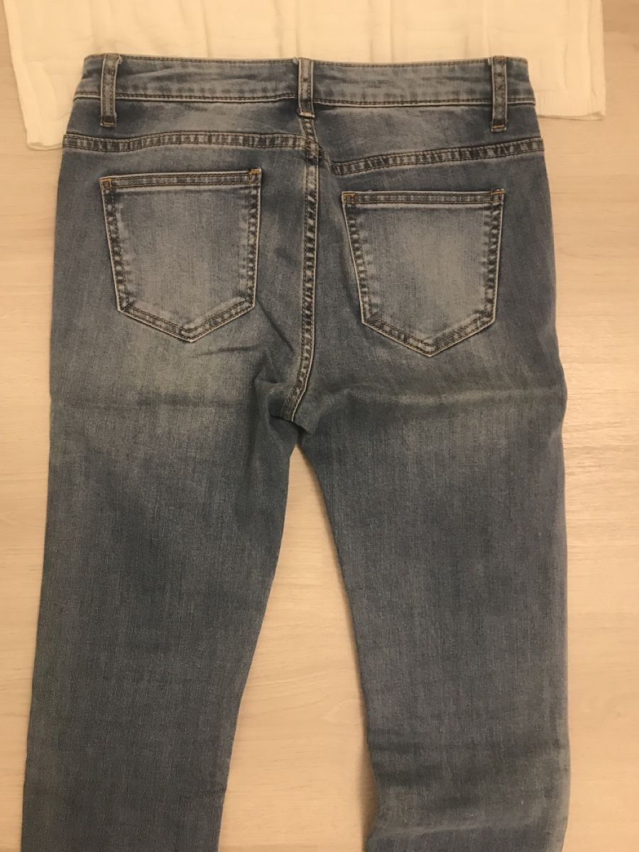 Lotti di vestiti: Damen Set: Jeans, Pullover und Schal mit Blumenmuster – Usato da Dübendorf venduto da nela123 4