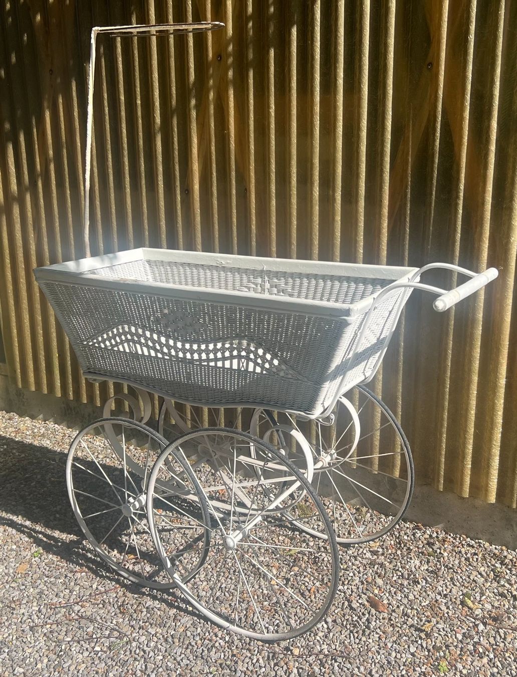 Carrozzine: Antiker Kinderwagen mit Eisenfederung – Usato da Rickenbach LU venduto da Spalierelger