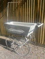 Antiker Kinderwagen mit Eisenfederung