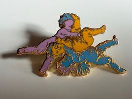 Pin Barock Engel Stefan Haenni Lila Gelb Blau