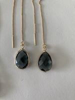 Boucles d’oreilles dorées cabochon en verre gris 