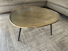 Kaffee Tisch mit Metallplatte und schwarzen Beinen