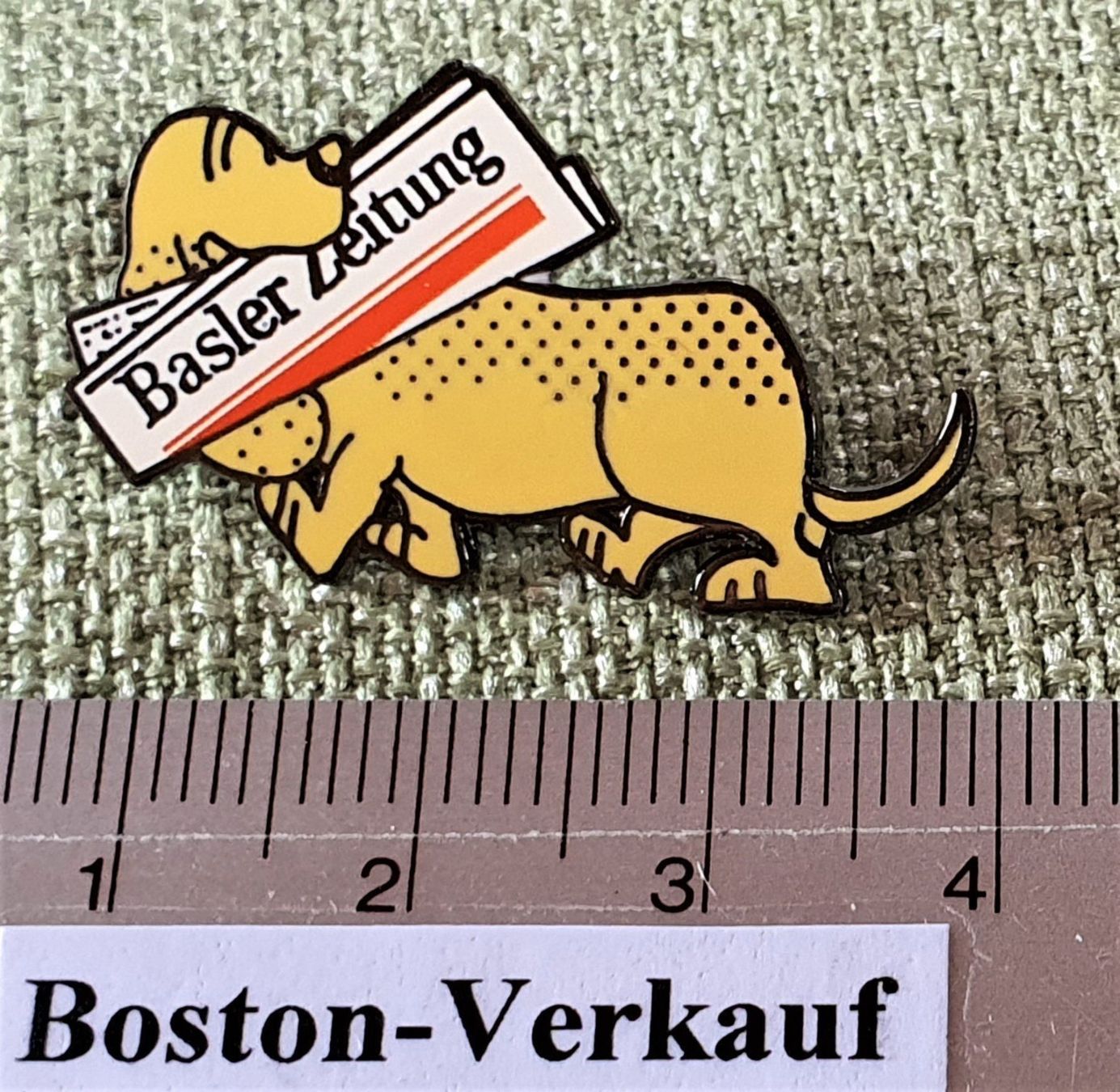 Plaketten & Abzeichen: E526 - Pin Basler Zeitung Hund Dackel – Gebraucht aus Reinach BL von Boston-Verkauf 1