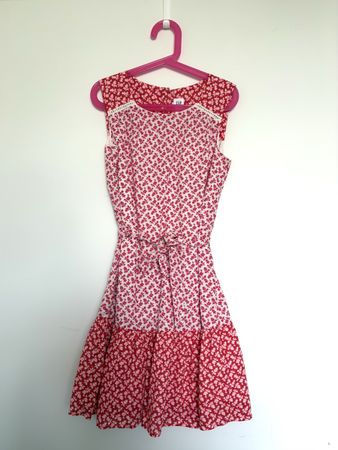 Robe d'été GAP imprimé floral rouge taille 140