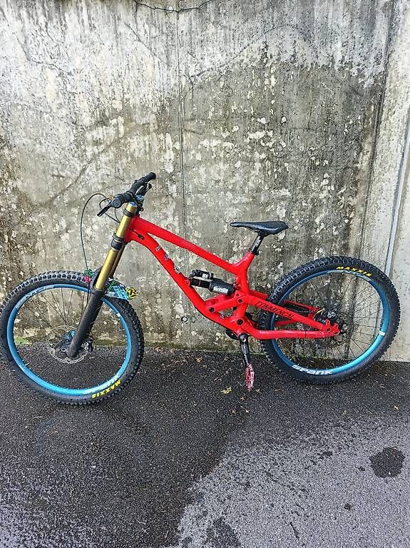 Vélos: Commencal Supreme DH V4 27.5"  – D'occasion à Steffisburg par Jaeeeel