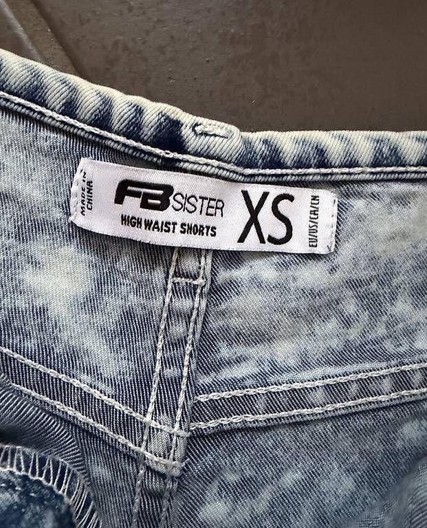 Jeans: HIGH WAIST JEANS-SHORTS XS  – Usato da Affeltrangen venduto da janaleiin 1
