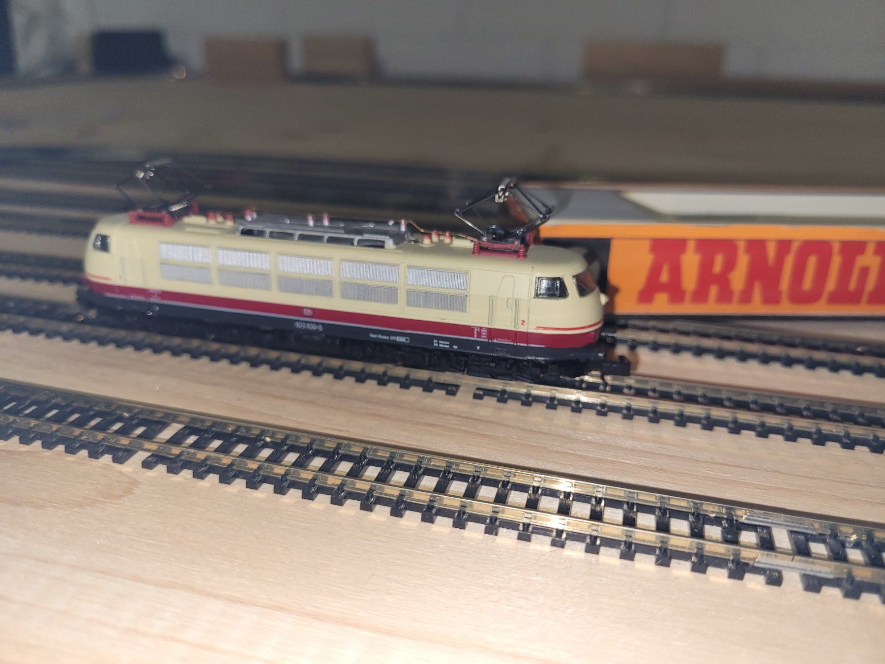 Arnold Modelleisenbahnen: Arnold N-Spur E-Lok BR 103 113-6 DB. – Gebraucht aus Gempenach von moudi60