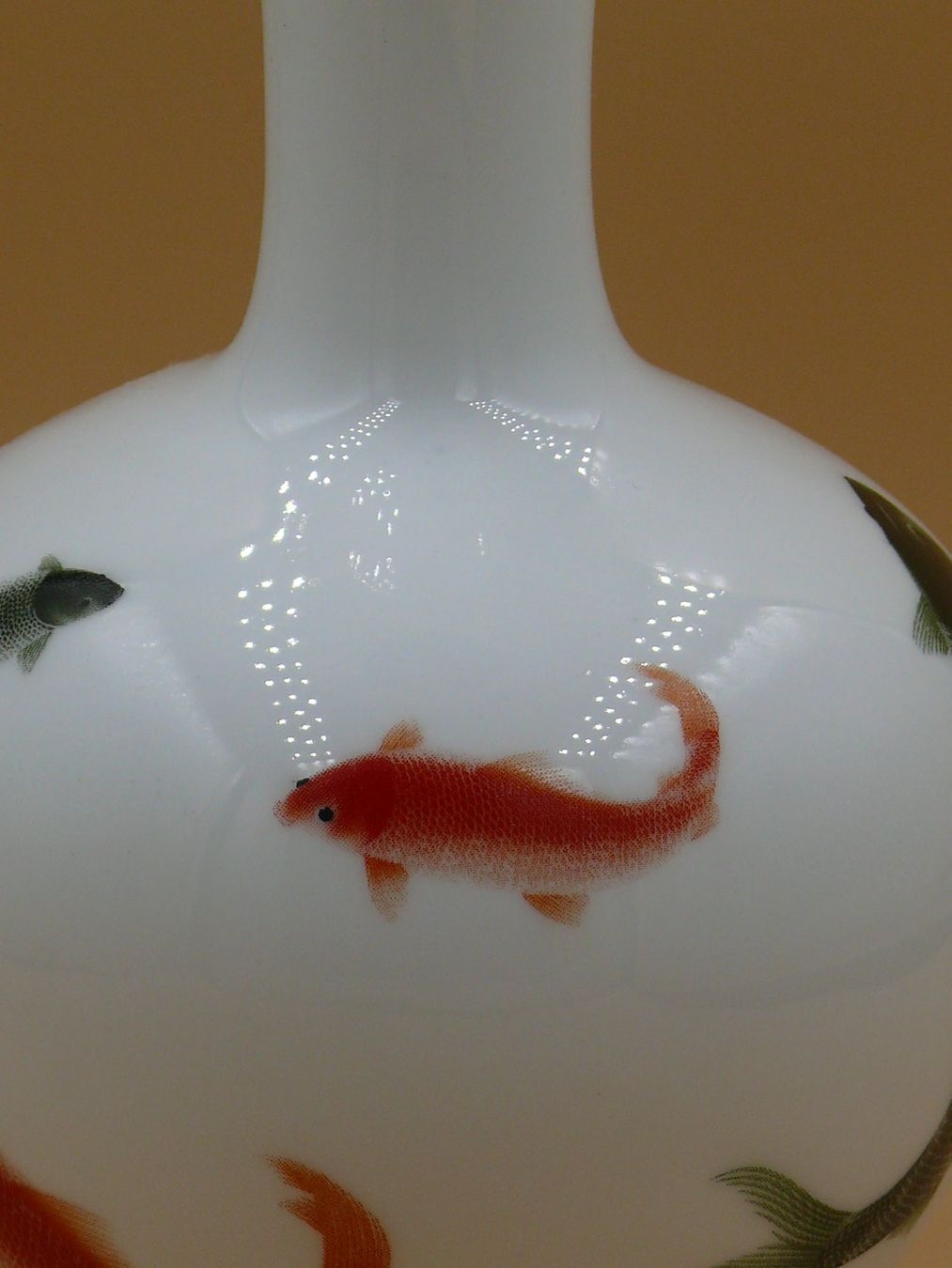 Vasen & Gefässe: Weisse Vase mit Koi-Karpfen Design – Gebraucht aus Schwarzenburg von Unterwahlern 5