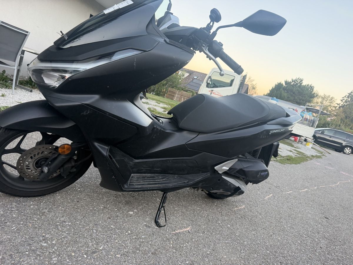 Honda Scooter: HONDA PCX 125 i ABS – Difettoso da Lausanne venduto da Jovanni 3