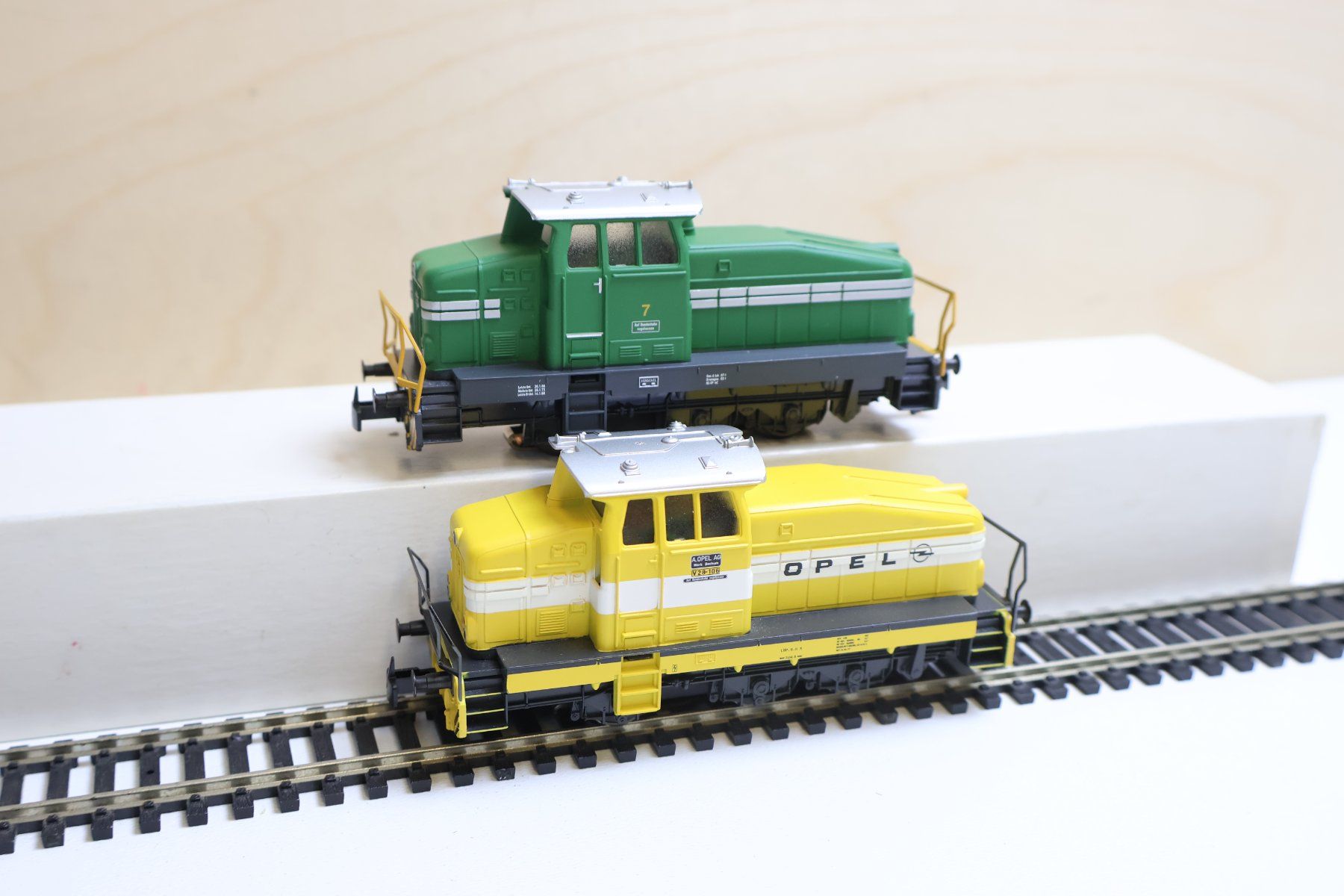 Märklin Modelleisenbahnen: Märklin 2 x Rangierlok Modern - AC Digital H0 – Gebraucht aus Winterthur von Monstera 2
