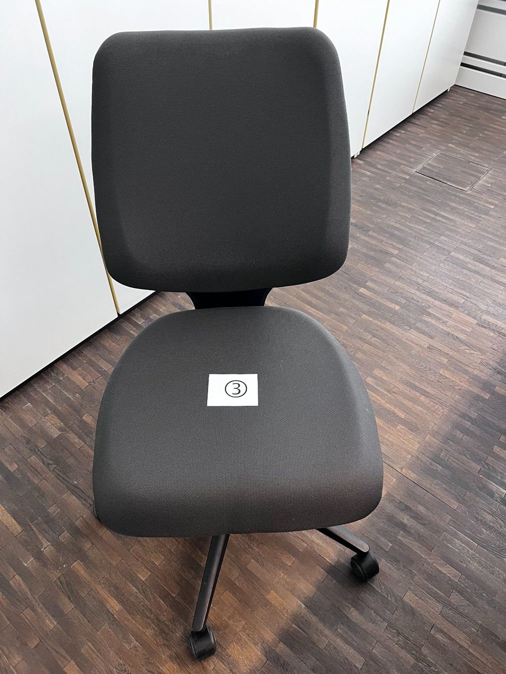 Chaises: Giroflex Bürodrehstuhl 3 – D'occasion à Freienstein par Deborah_k