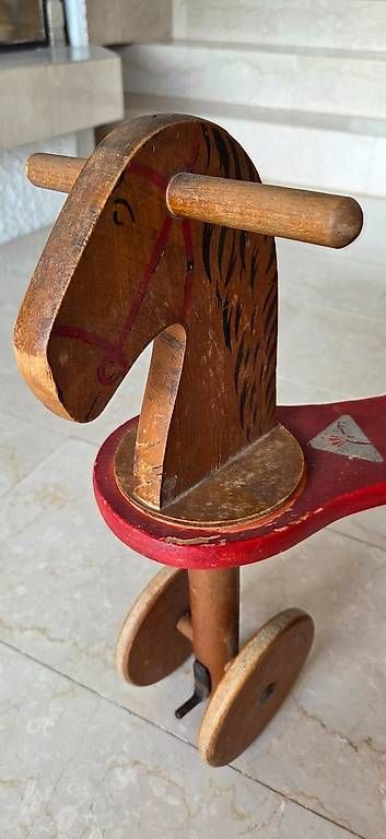 Jouets: antikes Holzrössli – D'occasion à Kriens par Rosca 2