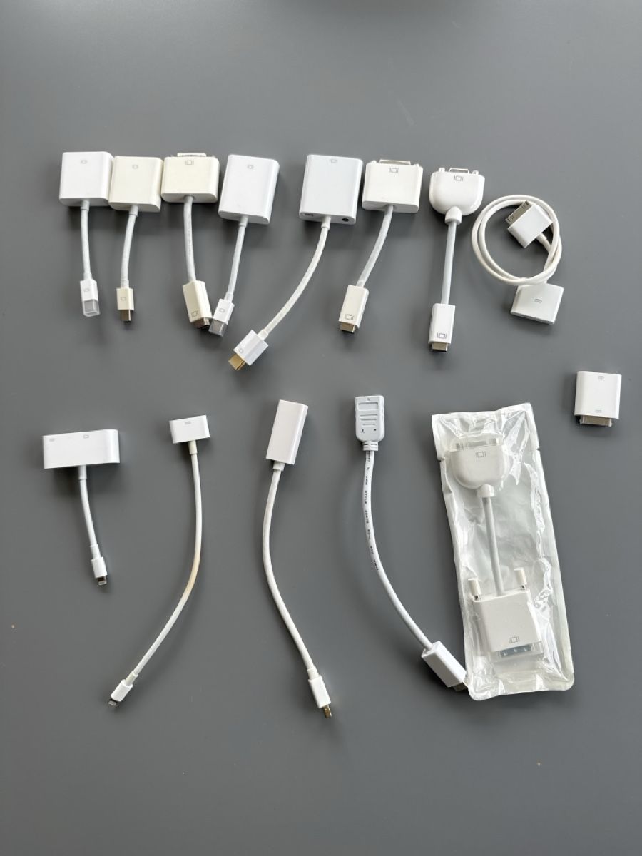 Apple Lecteurs & Adaptateurs: Original Apple Adapter (VGA, HDMI, DVI, Dock) – D'occasion à St. Gallen par hae_6rmh 1