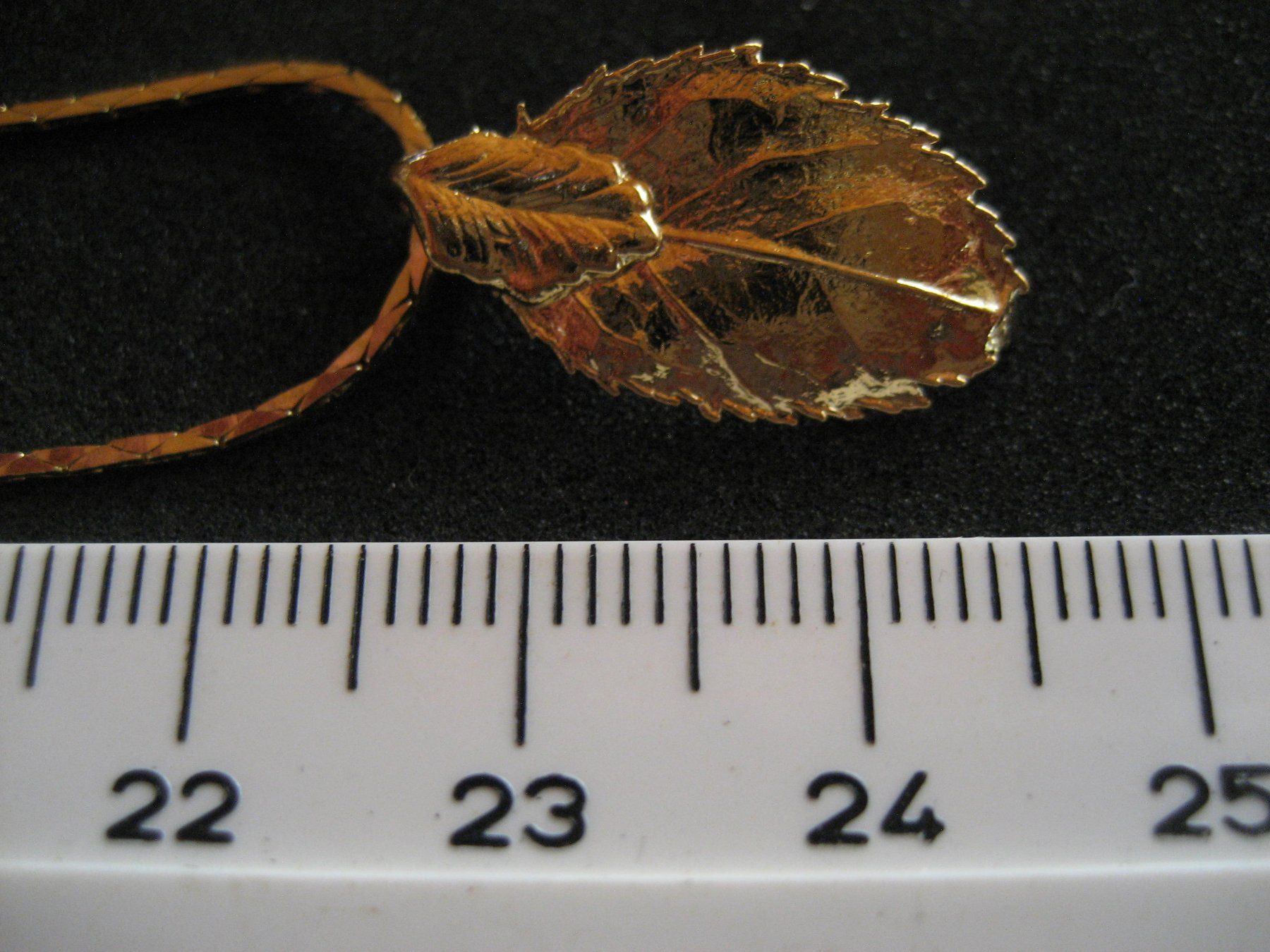 Catenine: Collier doré avec pendentif feuille de rosier, neuf – Nuovo (secondo la descrizione) da Delémont venduto da marryb 3