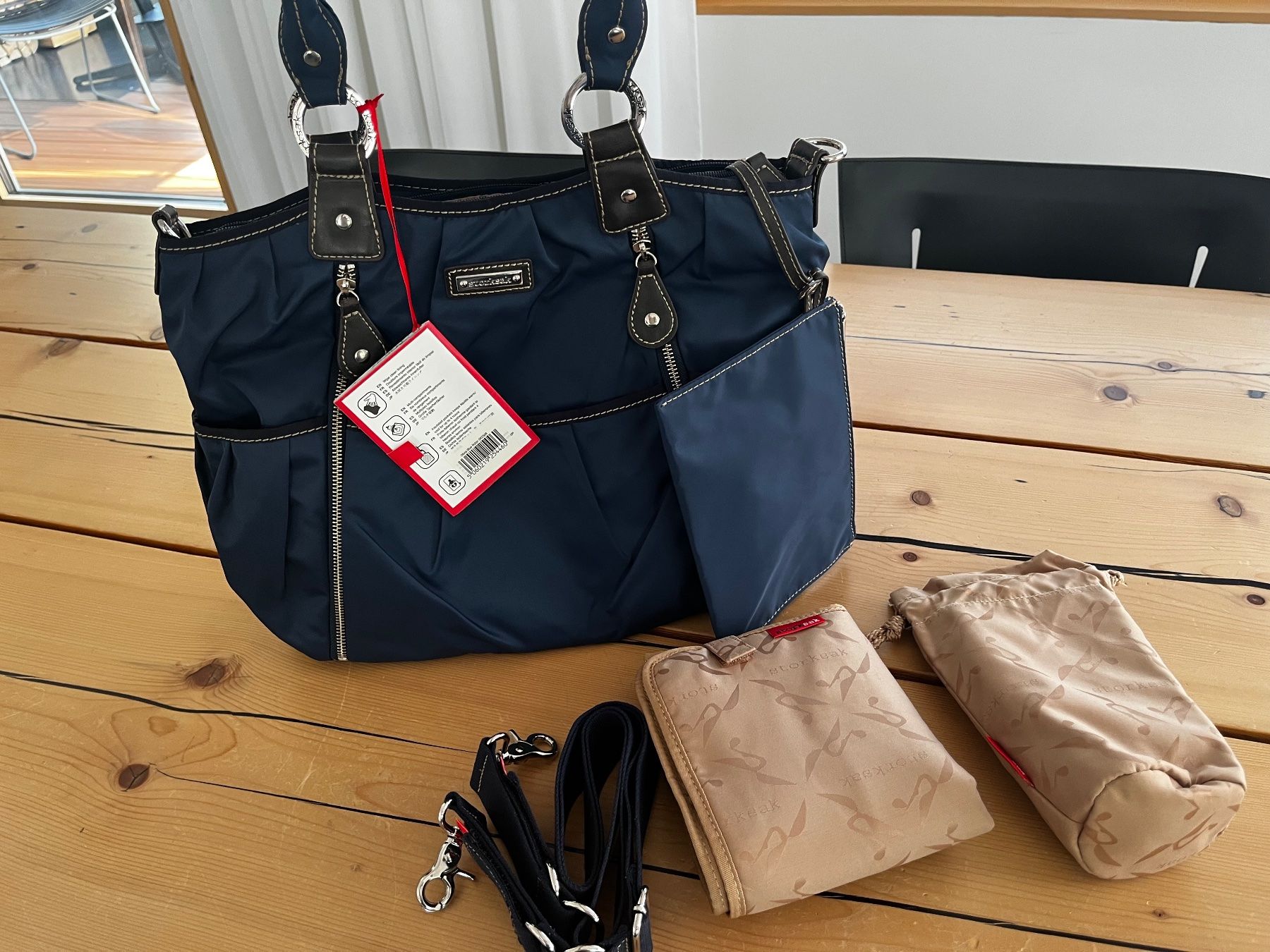 Borse: Neue Storksak Olivia Nylon Wickeltasche – Nuovo e nell'imballaggio originale da Davos Dorf venduto da AJRMBA 3