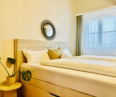 Bequemes Boxspringbett mit Kopfteil, neuwertig