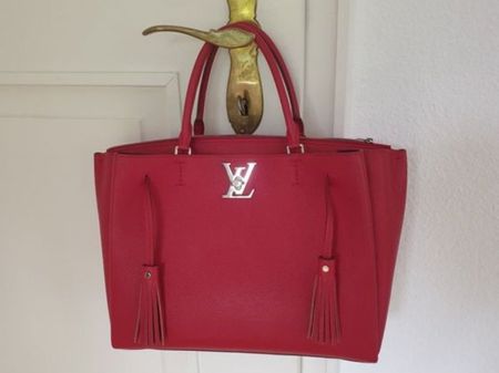 Louis Vuitton Lockmeto Schultertasche in Rot und Silber