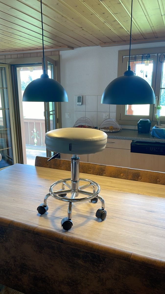 Hocker: Hocker mit Rollen höhenverstellbar – Gebraucht aus Eriz von qot