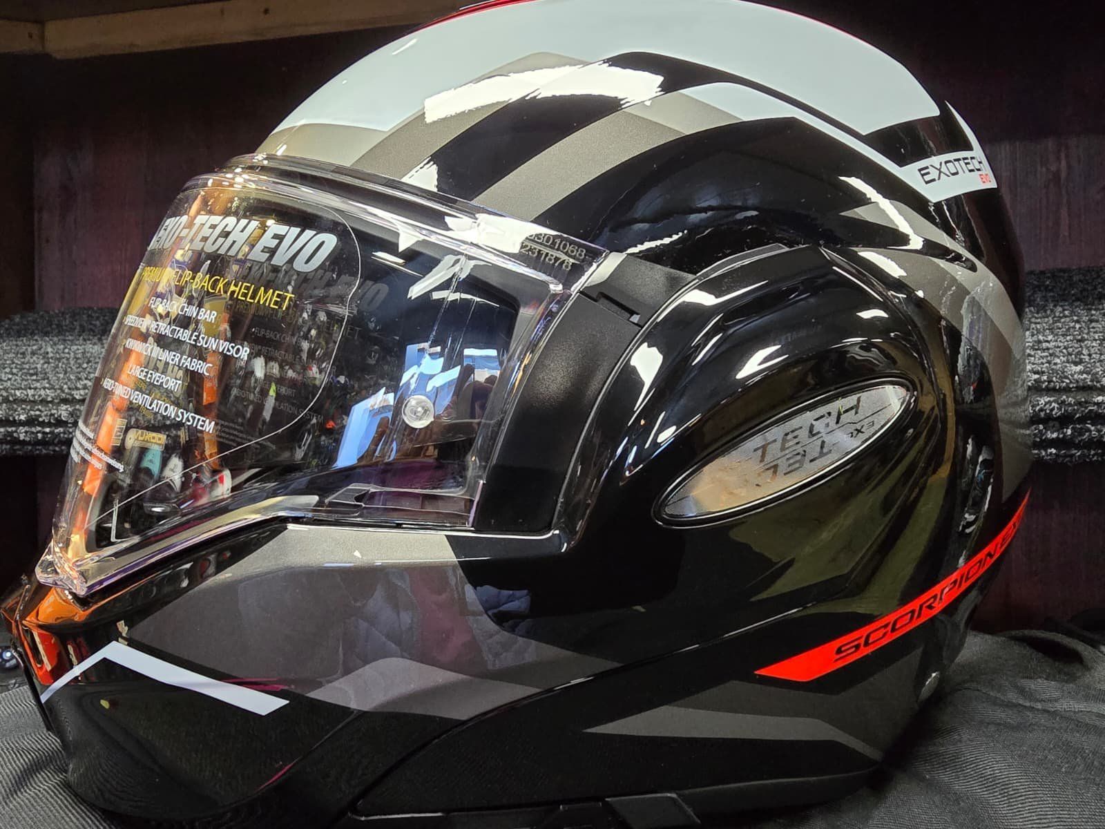 Helme & Visiere: Casque Scorpion Exo-Tech Evo Furio noir/rouge – Neu und originalverpackt aus Yverdon-les-Bains von MotoFactory. 4