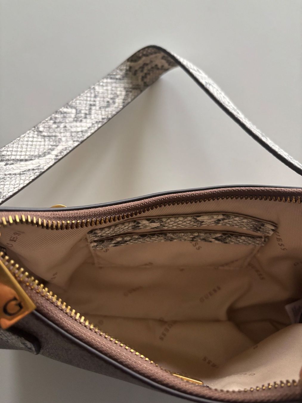 Guess Borse da donna: GUESS Baguette/Shoulder Handtasche mit Python Prägung – Nuovo (secondo la descrizione) da Rapperswil SG venduto da wunderkiste03 2