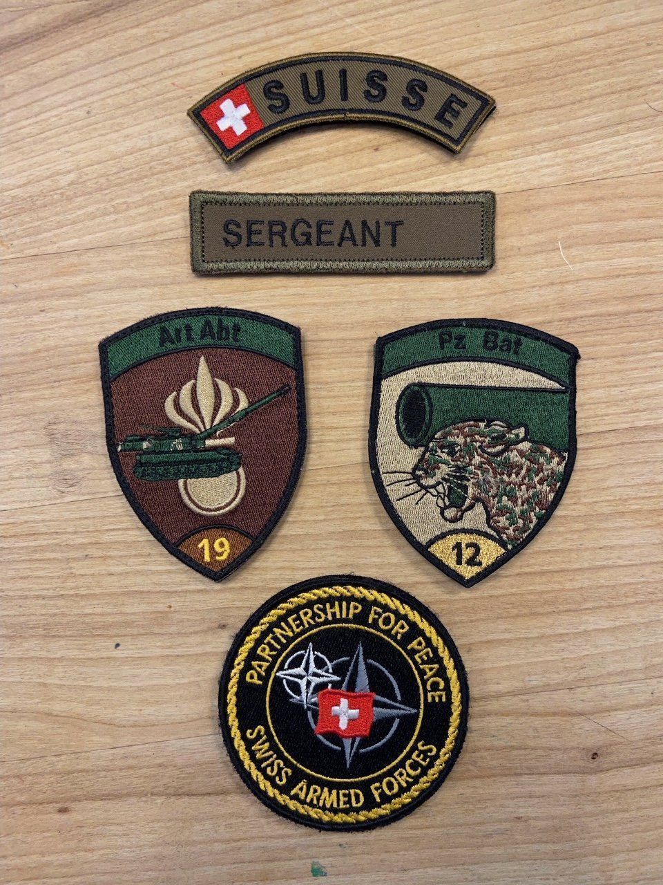 Schweizer Armee Placchette & Badge: Schweizer Armee Badge, Abzeichen Klett – Nuovo e nell'imballaggio originale da Grenchen venduto da chaga1234