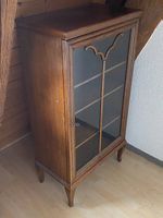 Vintage-Holzschrank mit Glastür: stabil, mit Gebrauchsspuren