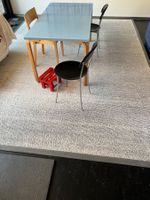 Teppich mit kurzem weissen Wollflor