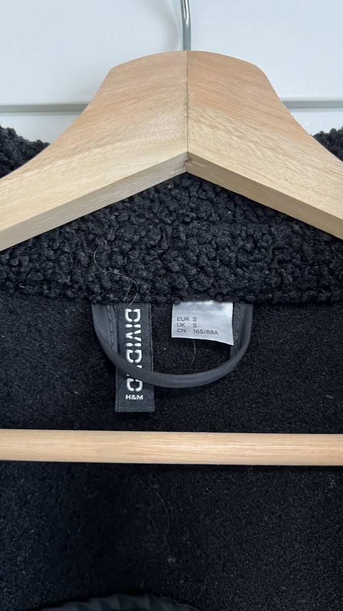 H&M Giacche: Schwarze Teddy Jacke von H&M, Grösse S – Usato da Widnau venduto da noe.kr 1