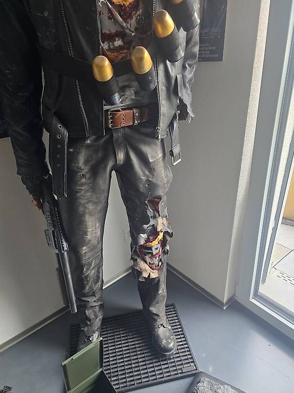 Statuette: Terminator 2 Arnold Schwarzenegger Lifesize 1:1 – Usato da Ermenswil venduto da Ingram0 4